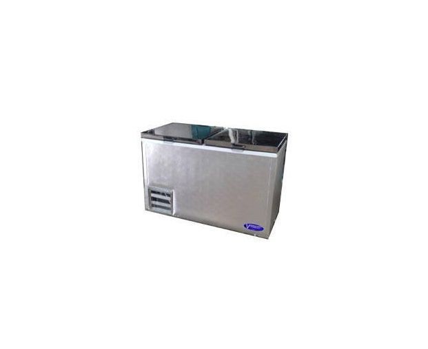 Un congelador horizontal de acero inoxidable está colocado sobre una superficie blanca.