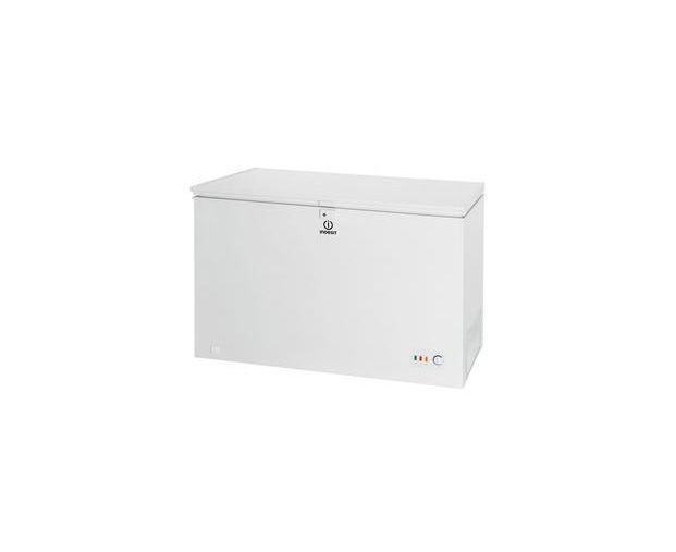 Un congelador horizontal blanco con cerradura en la puerta sobre un fondo blanco.