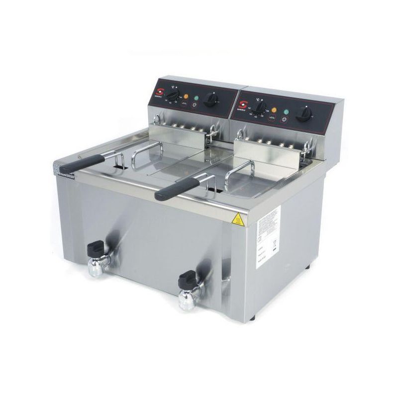 Una freidora de acero inoxidable está colocada sobre una superficie blanca.