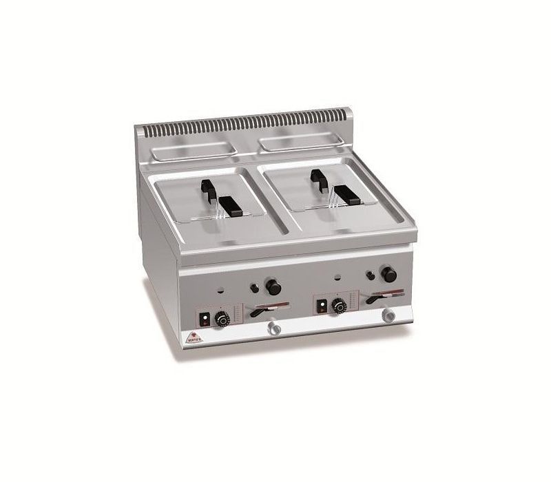 Una freidora de acero inoxidable está colocada sobre una superficie blanca.