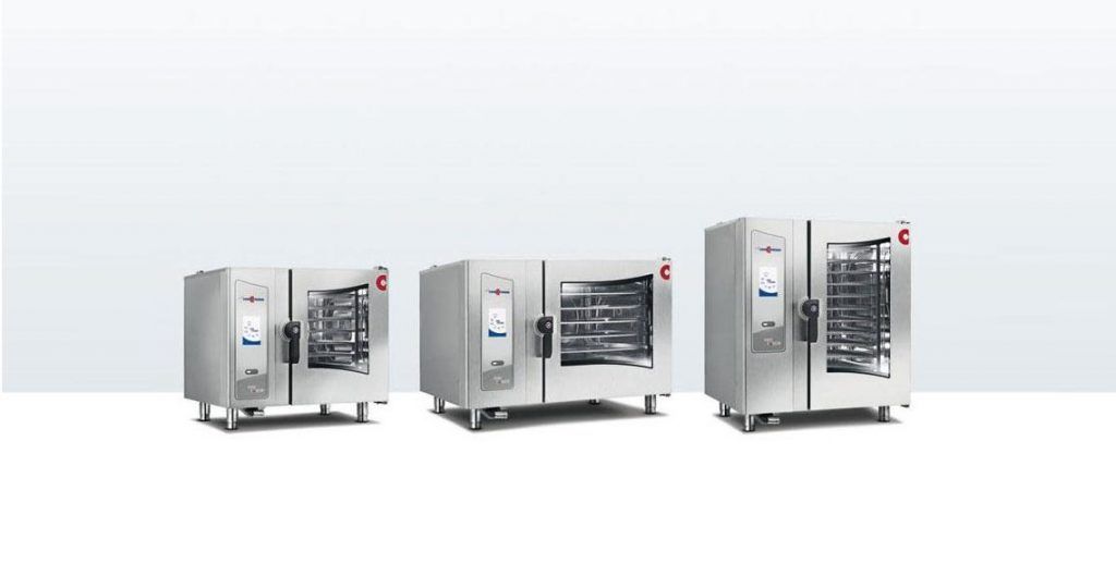 Tres hornos de acero inoxidable están ubicados uno al lado del otro sobre una superficie blanca.