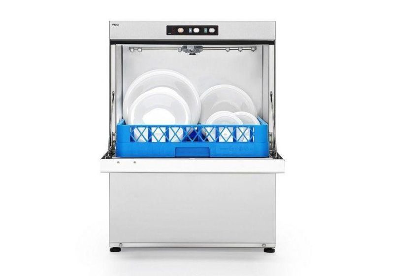 Un lavavajillas de acero inoxidable con la puerta abierta y platos dentro.