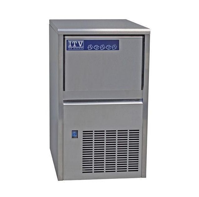 Una máquina de hielo de acero inoxidable está sobre una superficie blanca.