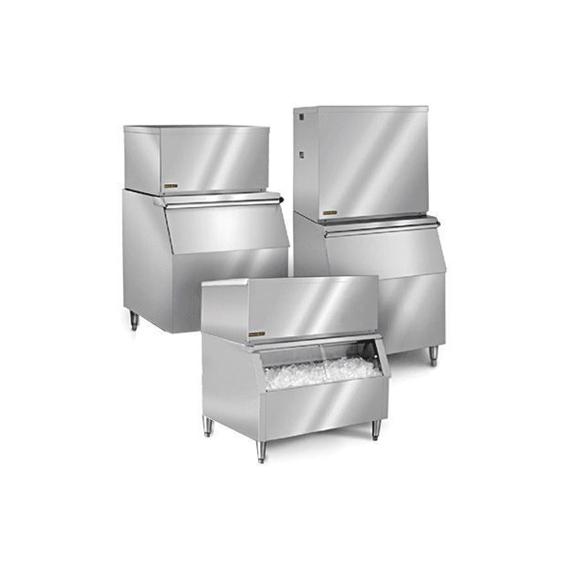 Un grupo de máquinas de hielo de acero inoxidable están ubicadas una al lado de la otra sobre un fondo blanco.