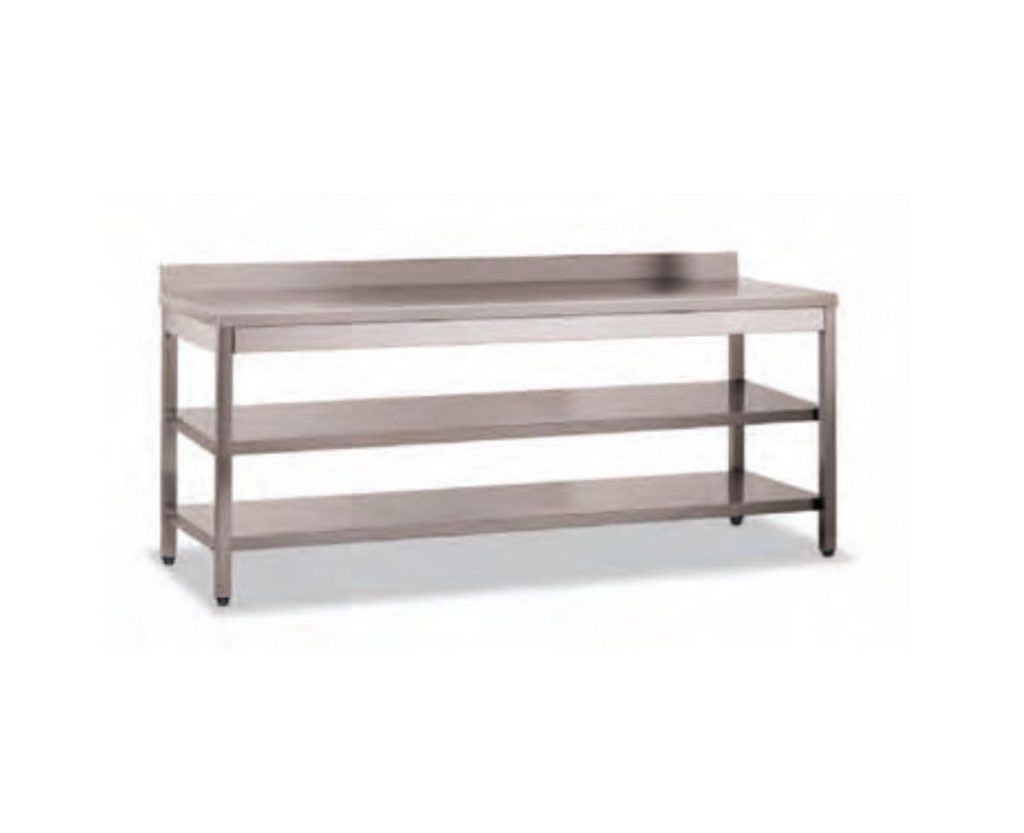 Una mesa de acero inoxidable con tres estantes debajo.