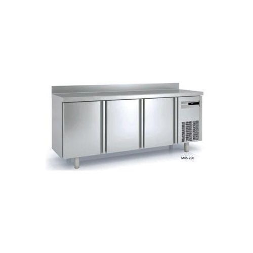 Un mostrador de acero inoxidable con un refrigerador debajo.