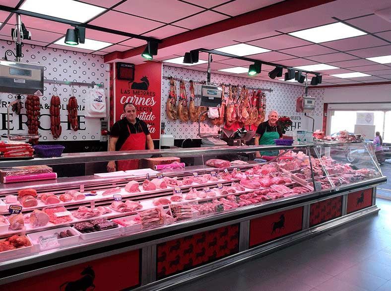 Una carnicería con una gran vitrina llena de carne.