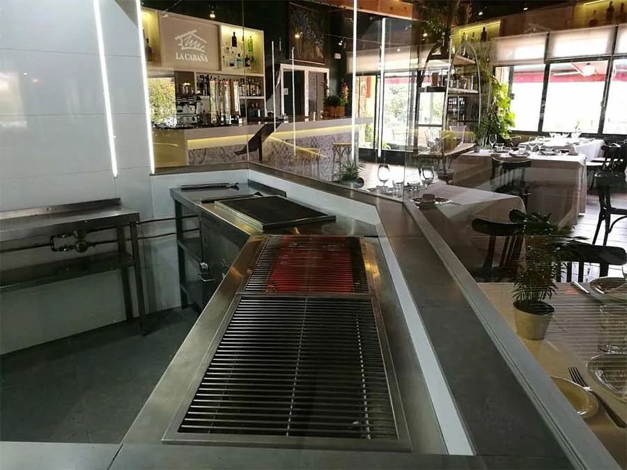 Una parrilla está colocada sobre un mostrador en un restaurante.