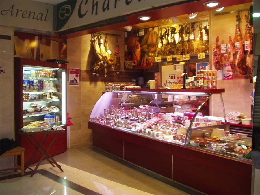 Una tienda con un cartel que dice Arenal.