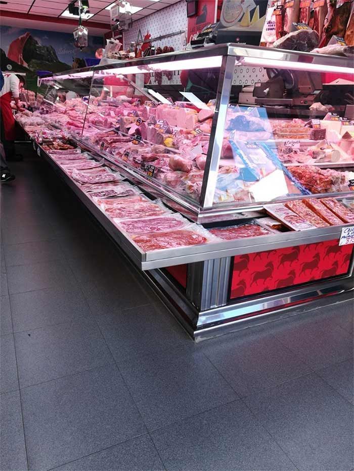 Una carnicería con mucha carne en exposición.