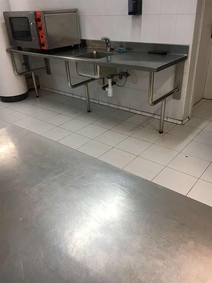 Una cocina con fregadero, microondas y horno.