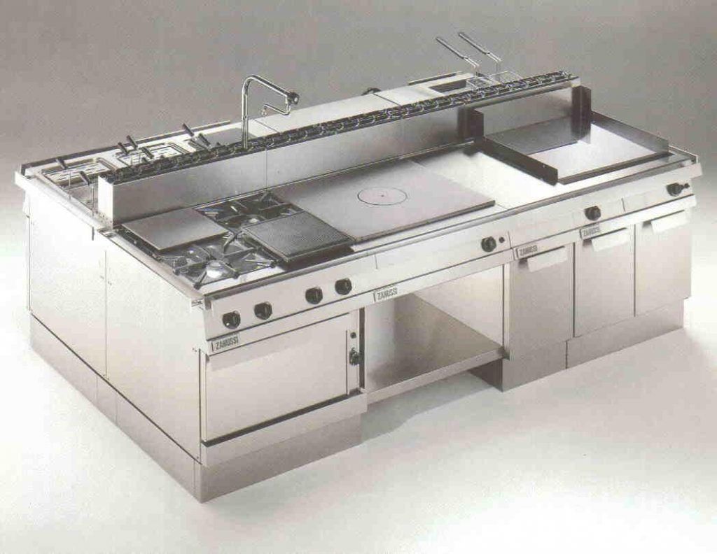 Una cocina de acero inoxidable con muchos electrodomésticos.