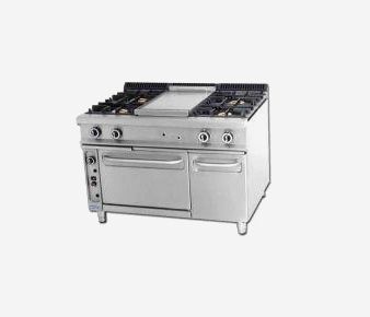 Una estufa de acero inoxidable con cuatro quemadores y un horno sobre un fondo blanco.