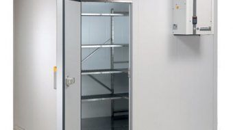 Un refrigerador blanco con puerta de cristal y estantes.