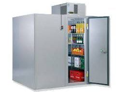 Un pequeño refrigerador lleno de botellas y cajas.