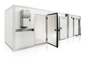 Un refrigerador blanco con muchas puertas sobre un fondo blanco.