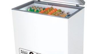 Un congelador blanco lleno de frutas y verduras.