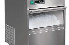 Una máquina de hielo de acero inoxidable está llena de cubitos de hielo.