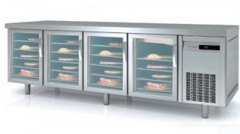 Un refrigerador de acero inoxidable con puertas de vidrio lleno de comida.