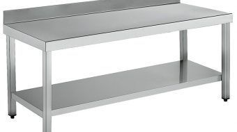 Una mesa de acero inoxidable con un estante debajo sobre un fondo blanco.