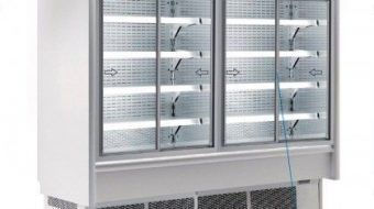 Un refrigerador con puertas corredizas de vidrio y estantes sobre un fondo blanco.