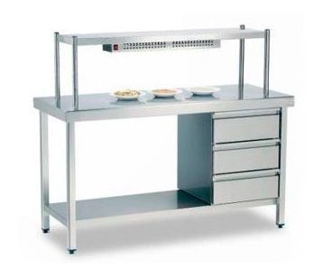 Una mesa de acero inoxidable con cajones y platos encima.