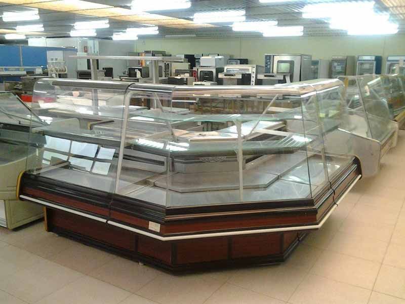 Una fila de vitrinas de cristal en una tienda.