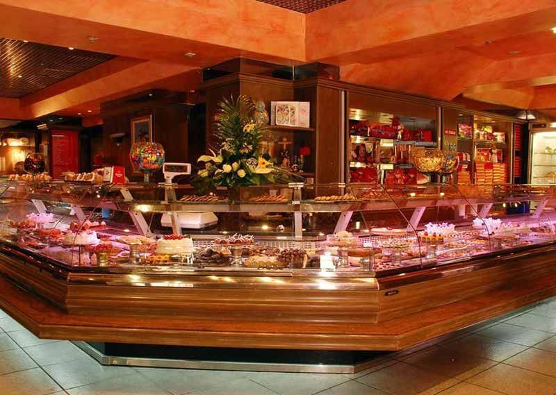 Una gran vitrina llena de comida en un restaurante.