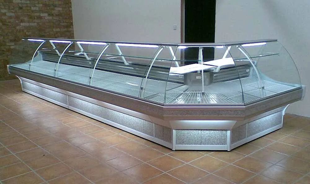 Una gran vitrina de cristal se encuentra sobre un suelo de baldosas.