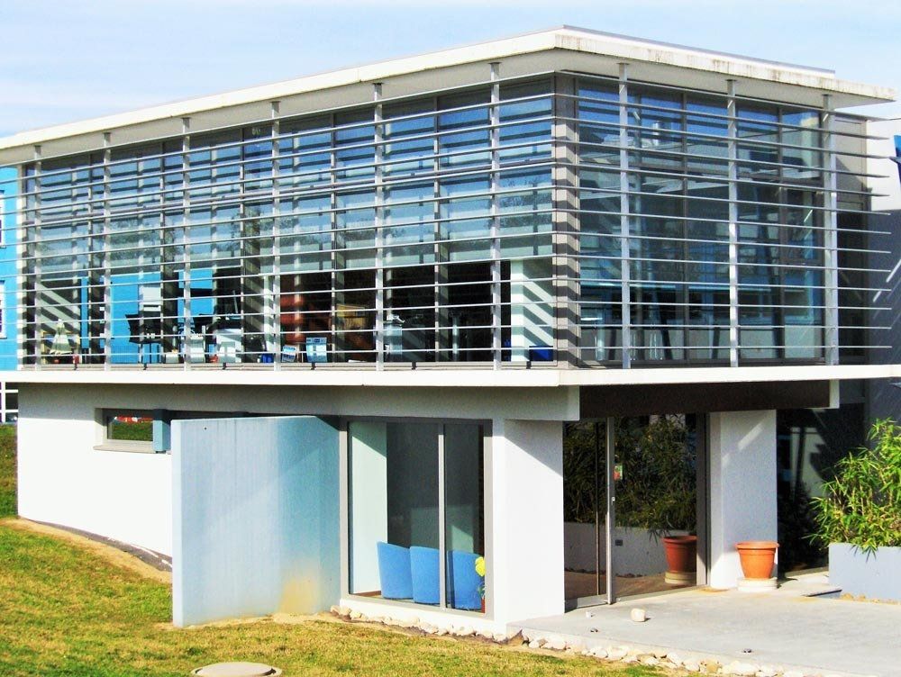 BSO et vitres bâtiment blanc