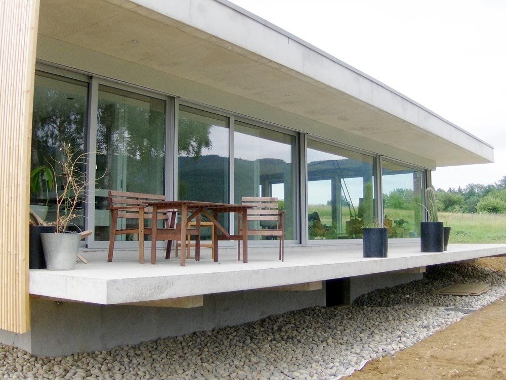 Terrasse avec de grandes baies vitrées