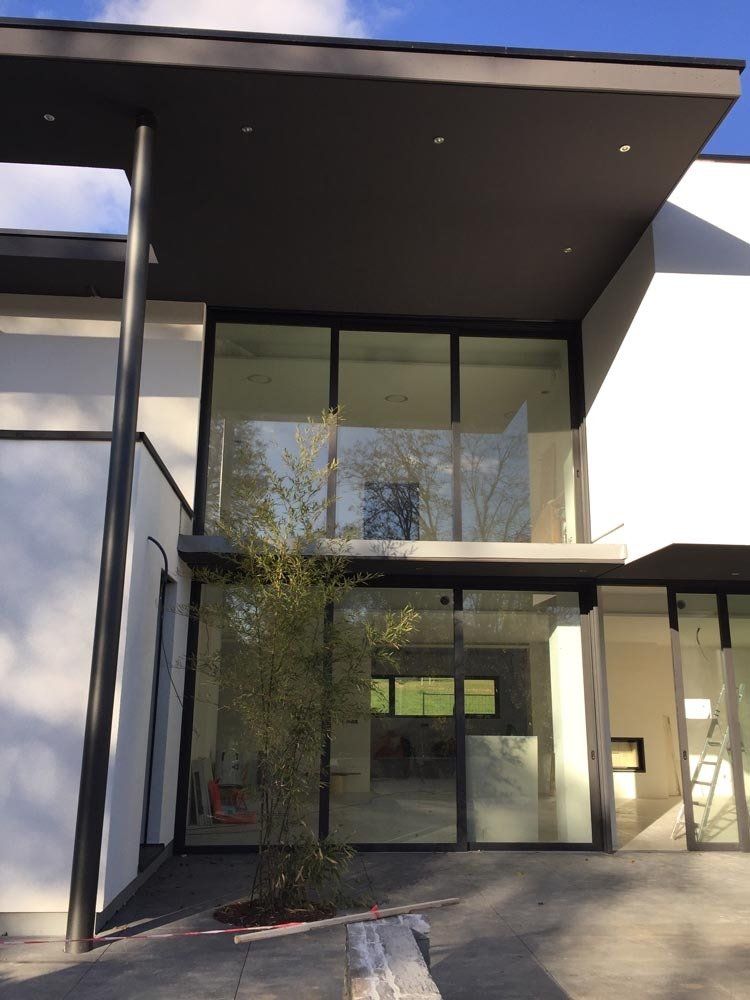 Mur-rideau et une grande porte vitrée