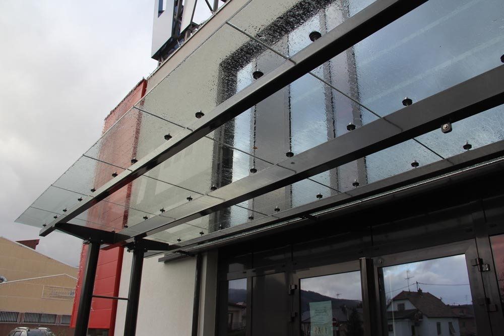 Bâtiment avec abris en verre