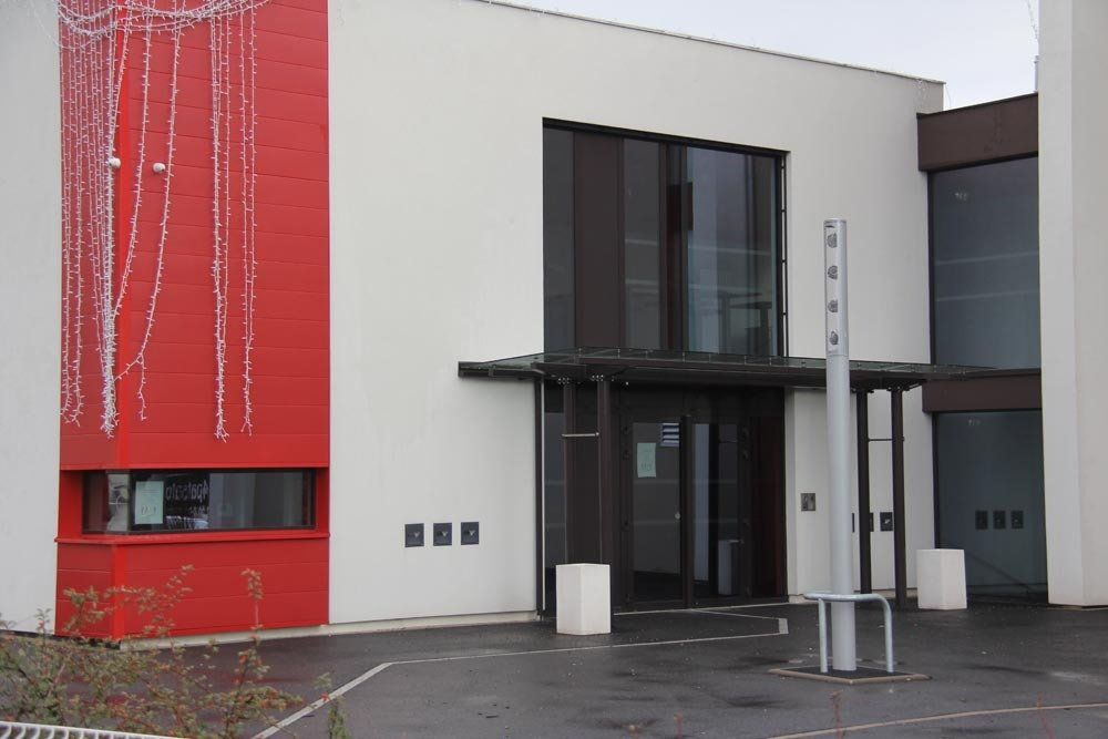 Mur-rideau d'un bâtiment blanc et rouge