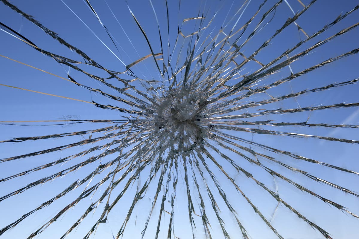 Vitre brisée en gros plan