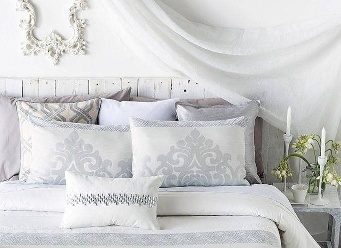 Un dormitorio con una cama blanca