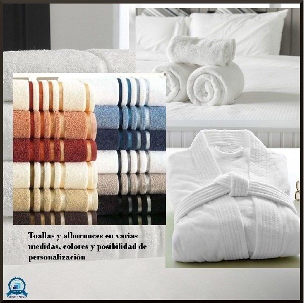 Un collage de toallas de baño de colores variados y albornoces blancos con texto sobre las opciones de personalización.