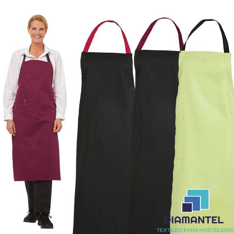 Una persona con un delantal color burdeos junto a tres delantales de exposición en color burdeos, negro y verde claro con tirantes para el cuello.