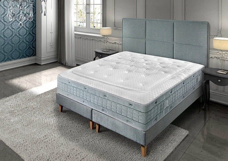 Una estructura de cama tapizada