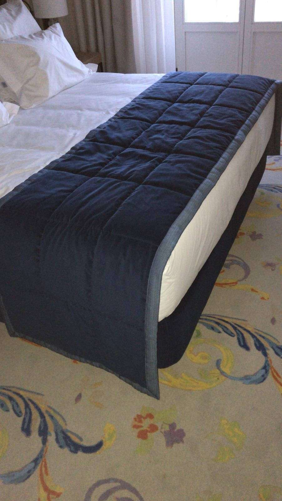 Una cama blanca vestida con sábanas blancas