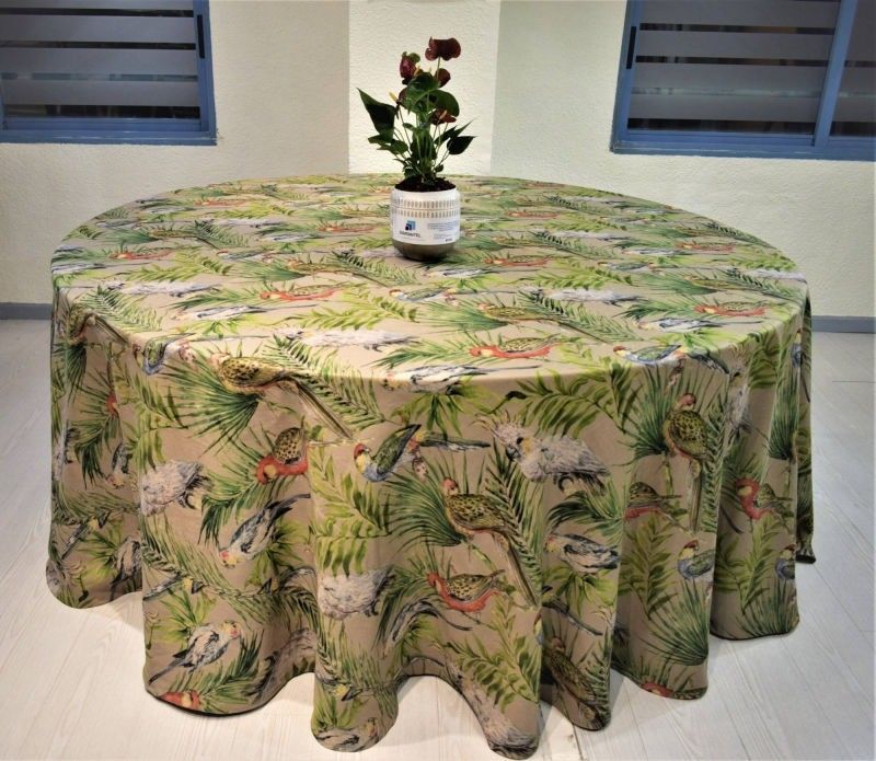 Una mesa redonda cubierta con un mantel color canela