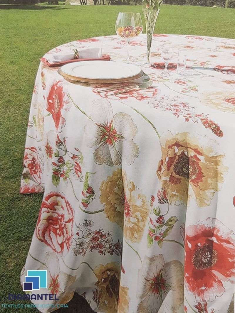 Una mesa redonda cubierta