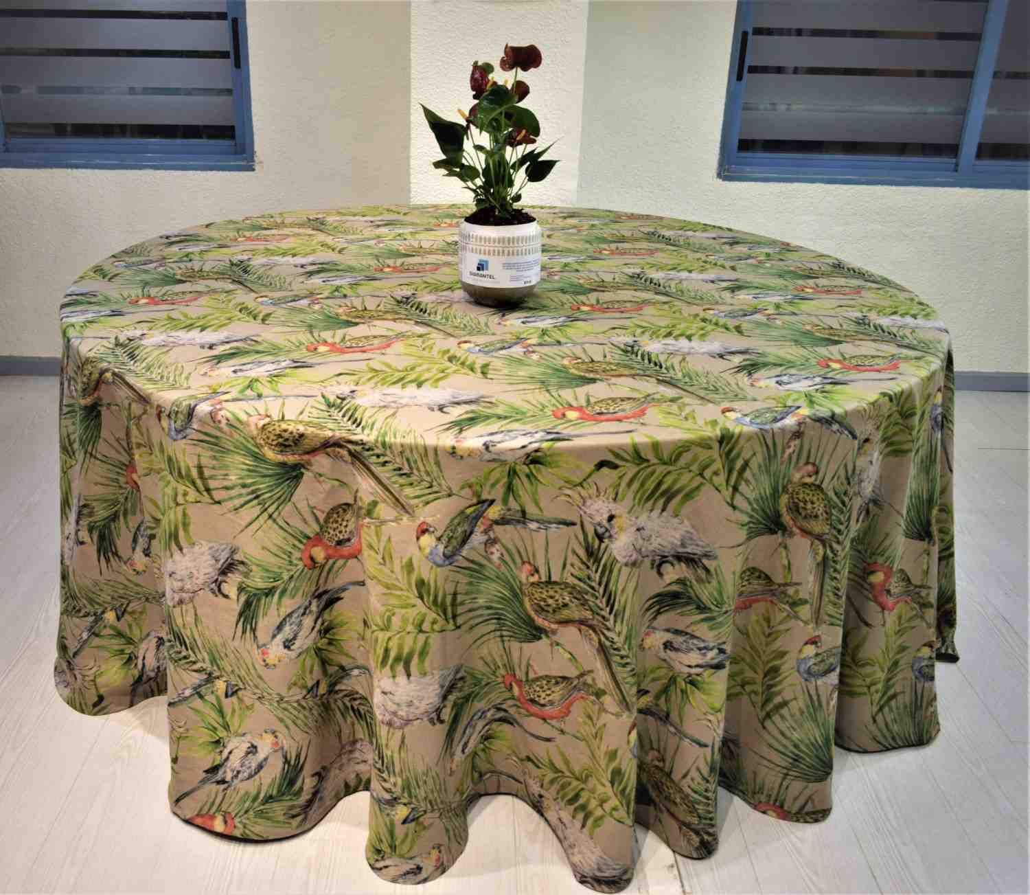 Una mesa redonda cubierta