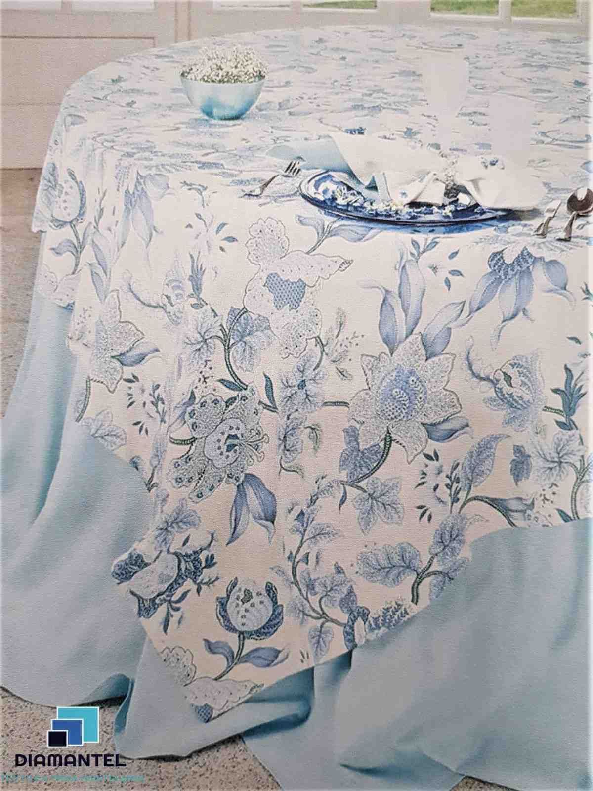 Una mesa redonda cubierta con un mantel liso de color azul claro