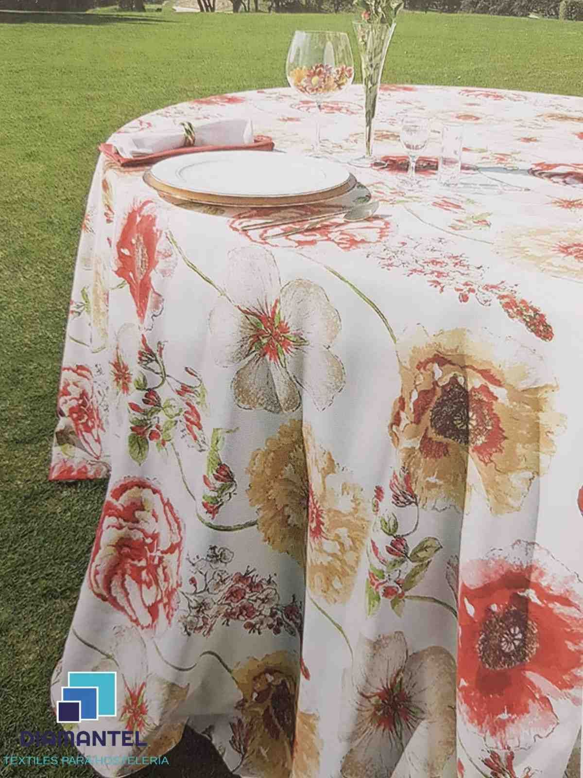 Una mesa redonda al aire libre cubierta con un mantel blanco