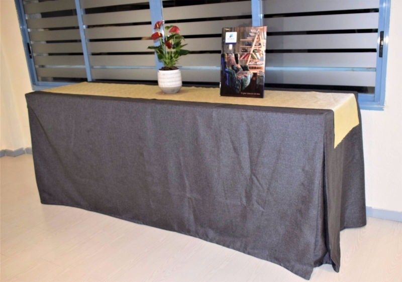 Una mesa rectangular de color gris