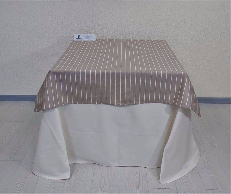 Una mesa cubierta con un mantel r