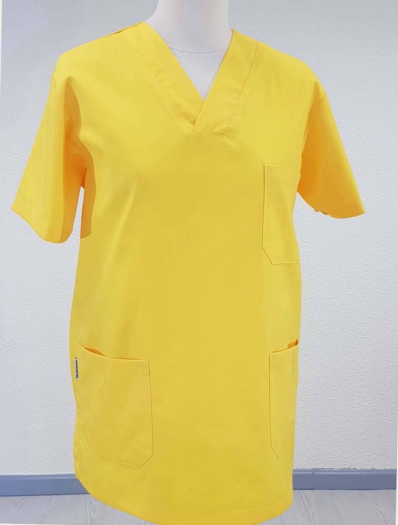 Una blusa médica de color amarillo
