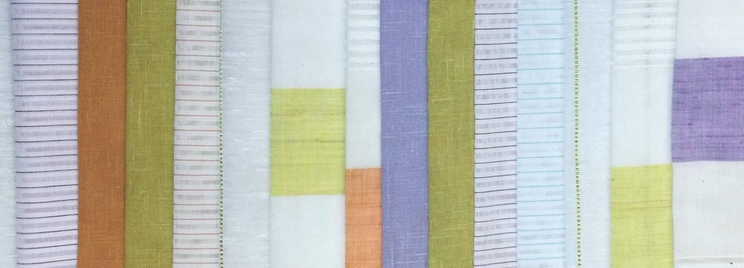 Diseño abstracto de tela con rayas verticales y bloques rectangulares en tonos lima, morado, naranja y gris.