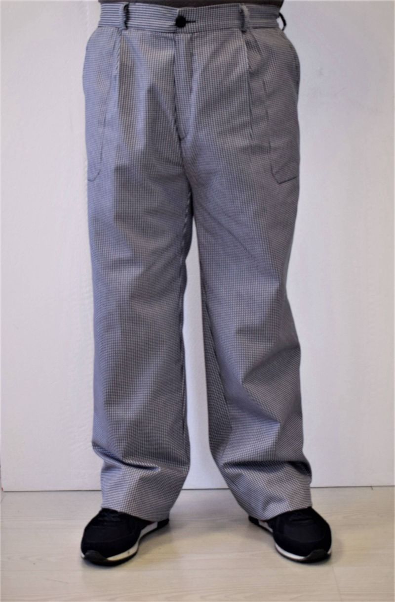 Persona vestida con pantalones grises de rayas finas